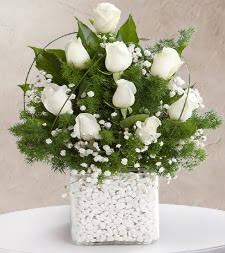 9 beyaz gül vazosu  Hatay uluslararası çiçek gönderme 