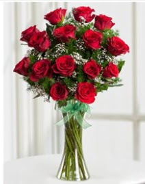 Cam vazo içerisinde 11 kırmızı gül vazosu  Hatay çiçek gönderme 