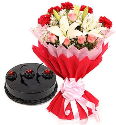 Karışık mevsim buketi ve 4 kişilik yaş pasta  Hatay çiçek online çiçek siparişi 