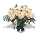 11 adet beyaz gül vazoda  Hatay internetten çiçek siparişi 