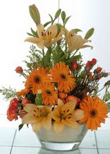  Hatay çiçek , çiçekçi , çiçekçilik  cam yada mika vazo içinde karisik mevsim çiçekleri
