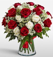 Vazoda 12 kırmızı 12 beyaz gül tanzimi  Hatay çiçek gönderme sitemiz güvenlidir 