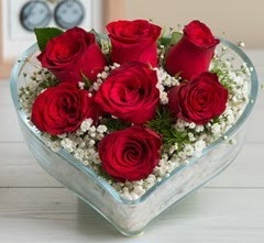 Kalp içerisinde 7 adet kırmızı gül  Hatay çiçek siparişi vermek 